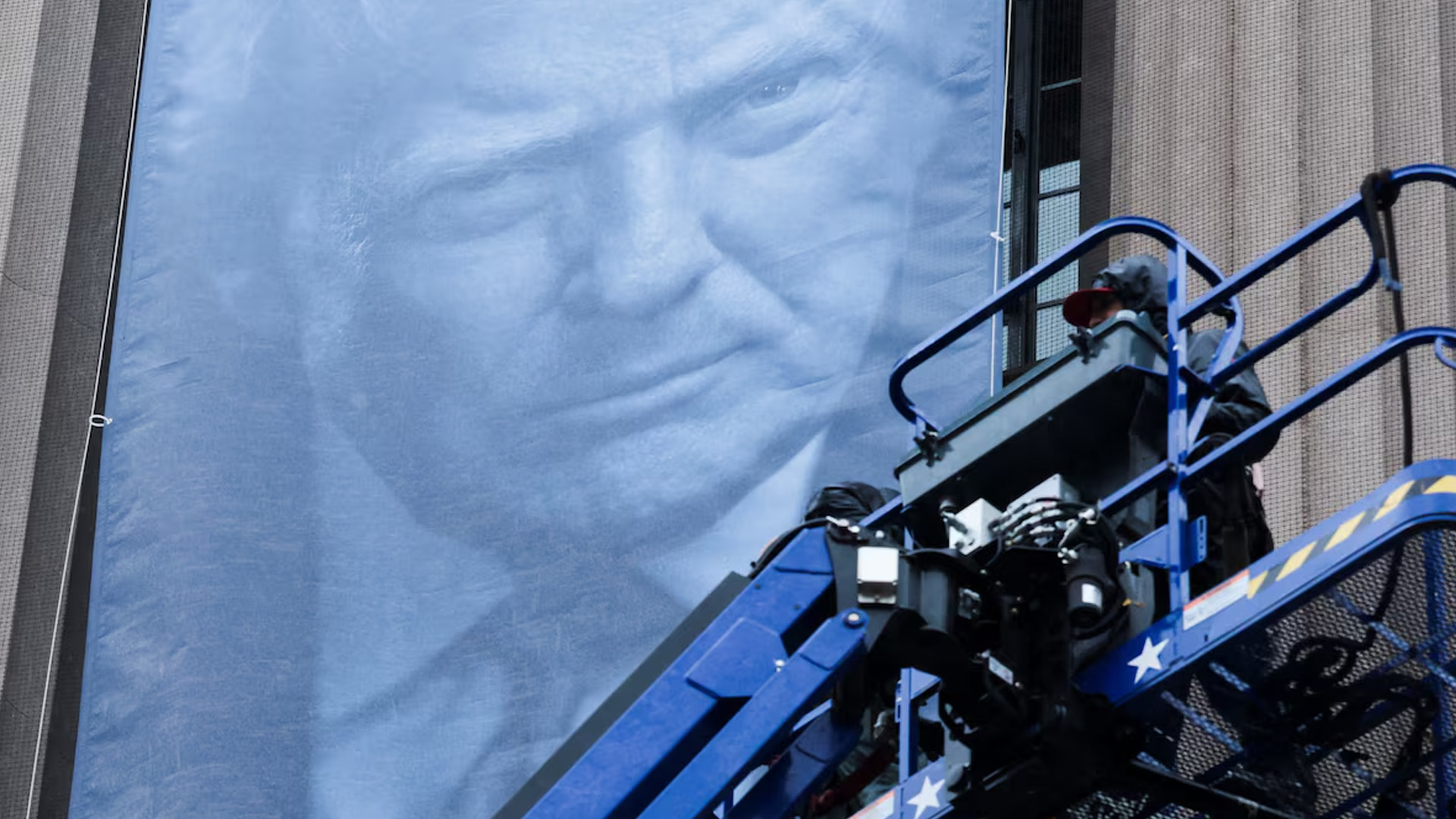 Prima il banner, poi la sentenza: ventiquattr'ore di cortocircuito americano